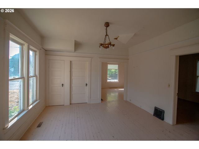 5914 N BURRAGE Ave, Portland, OR 97217