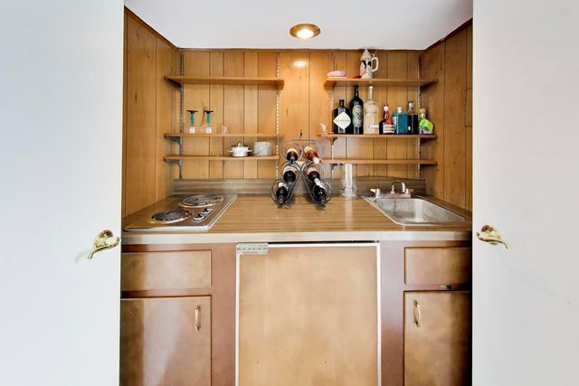 6643 Davis Street, Morton Grove, IL 60053