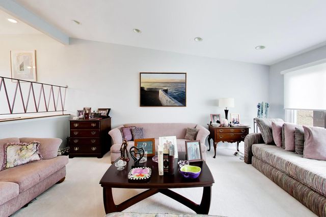 6643 Davis Street, Morton Grove, IL 60053