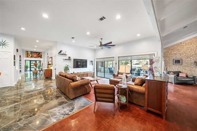 4 Thunderbird Drive, Conroe, TX 77304