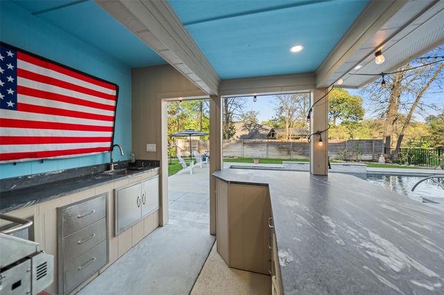 4 Thunderbird Drive, Conroe, TX 77304