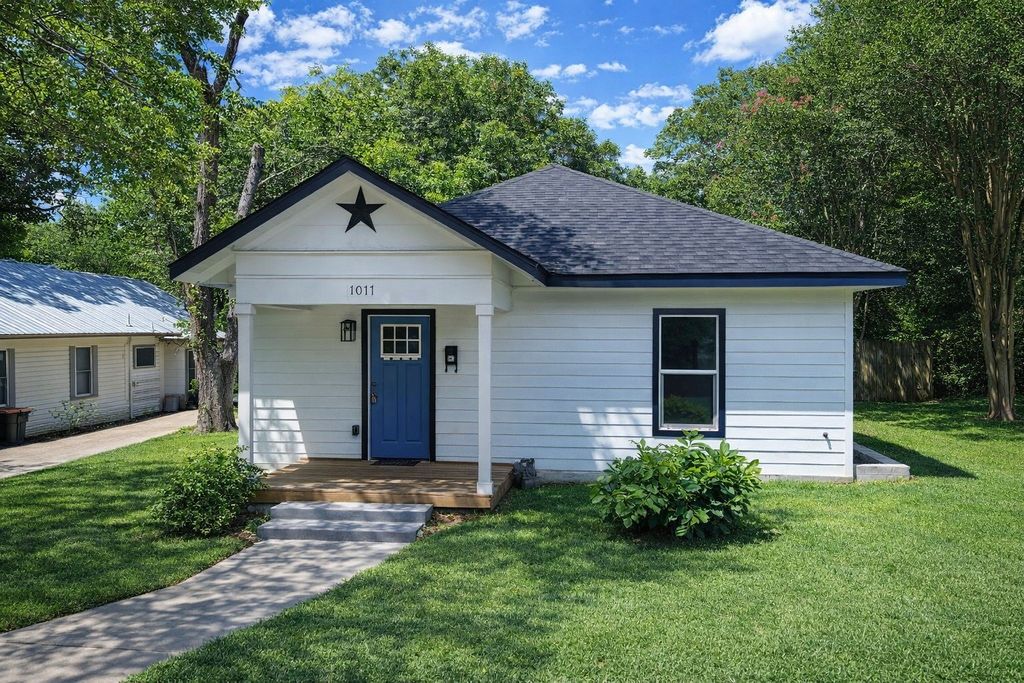1017 E Washington Street, Paris, TX 75460
