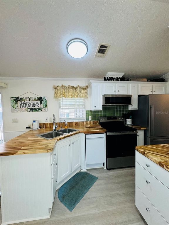 Image 13 of property listing at 146 JACK NICKLAUS LANE, Davenport, FL 33837