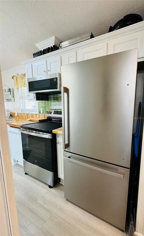 Image 15 of property listing at 146 JACK NICKLAUS LANE, Davenport, FL 33837