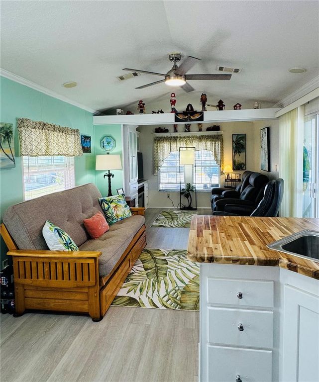 Image 8 of property listing at 146 JACK NICKLAUS LANE, Davenport, FL 33837