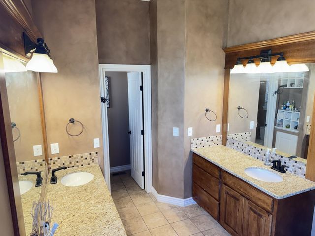 8926 W Westlakes Ct, Wichita, KS 67205