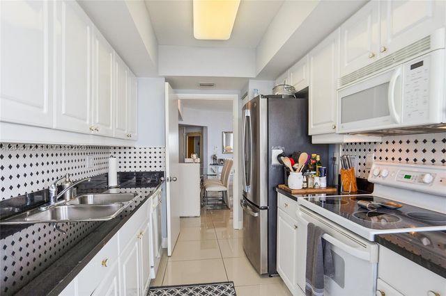 21055 Yacht Club Drive 2005, Aventura, FL 33180