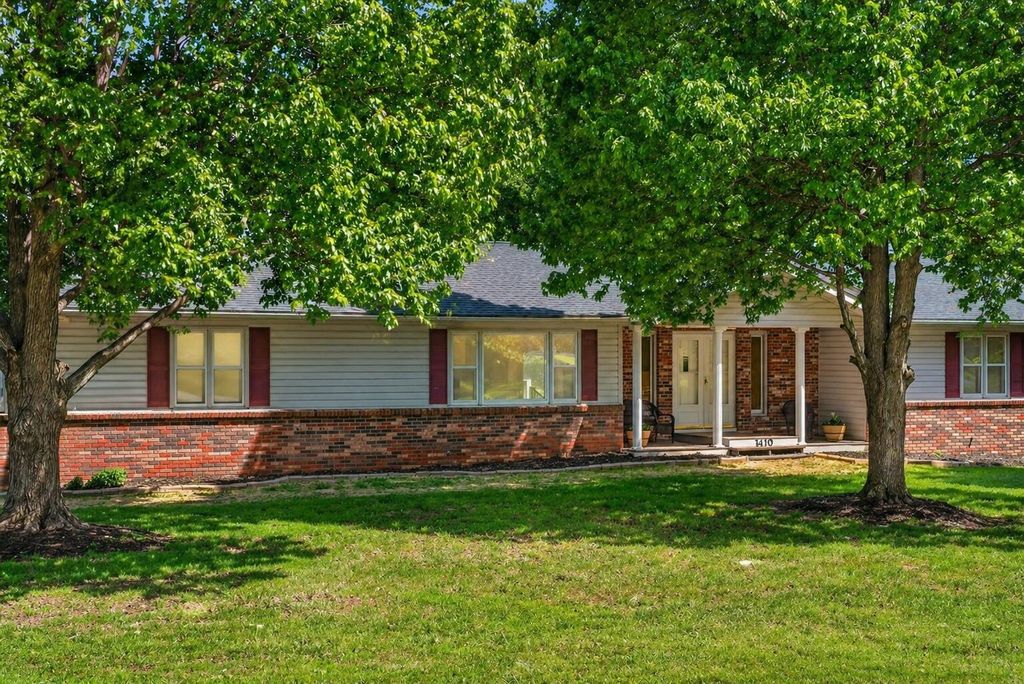 1410 S Briar Avenue, Springfield, MO 65809