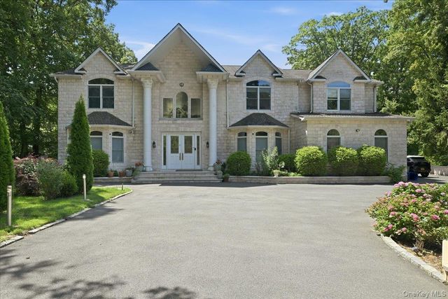 8 Headley Way, Woodbury, NY 11797