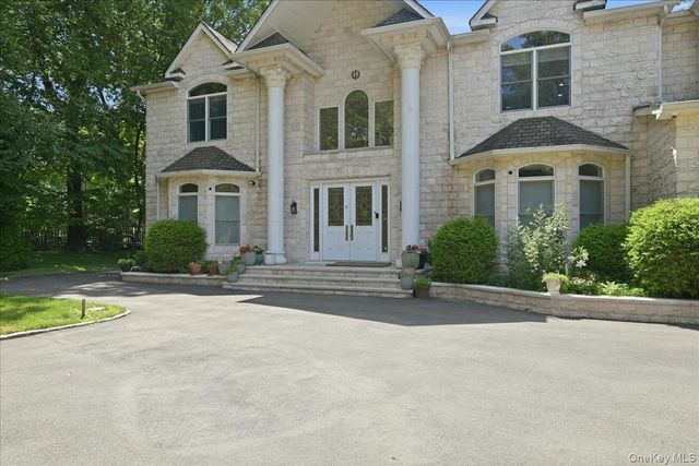 8 Headley Way, Woodbury, NY 11797
