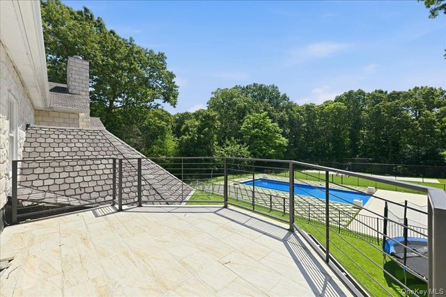 8 Headley Way, Woodbury, NY 11797