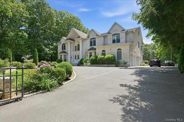 8 Headley Way, Woodbury, NY 11797