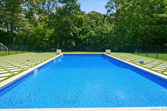 8 Headley Way, Woodbury, NY 11797