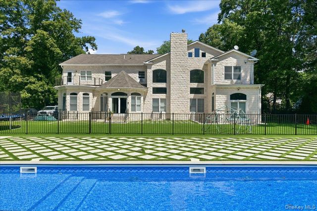 8 Headley Way, Woodbury, NY 11797