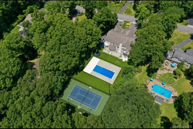 8 Headley Way, Woodbury, NY 11797
