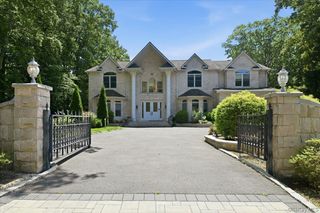 8 Headley Way, Woodbury, NY 11797
