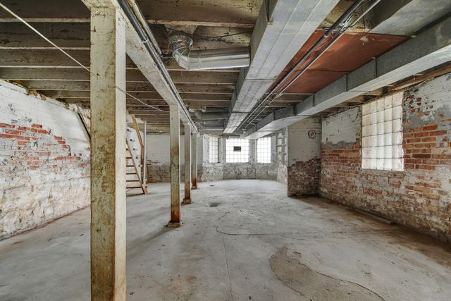 210 N Laramie Avenue, Chicago, IL 60644