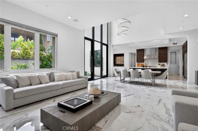 61 Iluna, Irvine, CA 92618