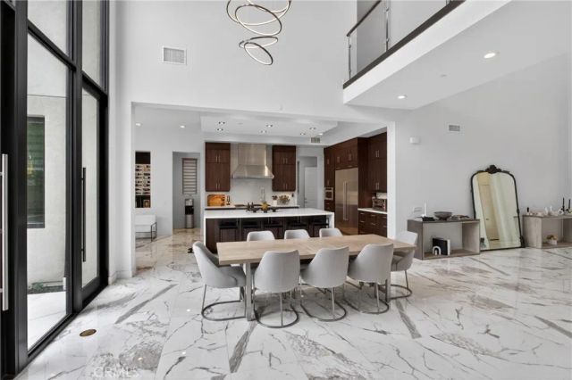 61 Iluna, Irvine, CA 92618