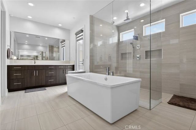 61 Iluna, Irvine, CA 92618