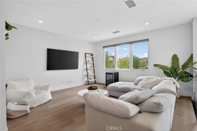 61 Iluna, Irvine, CA 92618