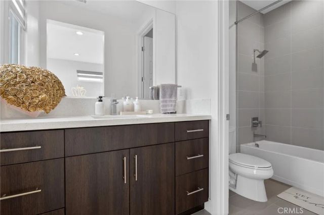 61 Iluna, Irvine, CA 92618