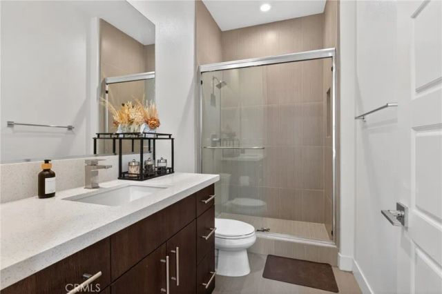 61 Iluna, Irvine, CA 92618