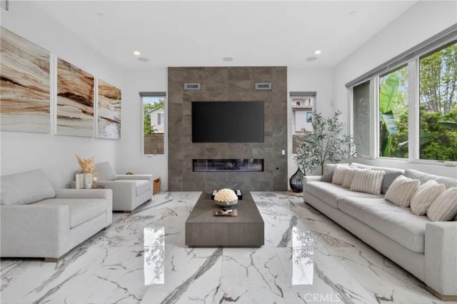 61 Iluna, Irvine, CA 92618