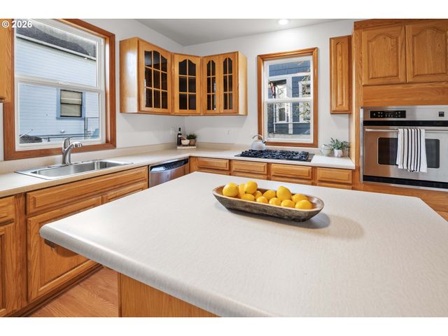 708 33RD St, Astoria, OR 97103