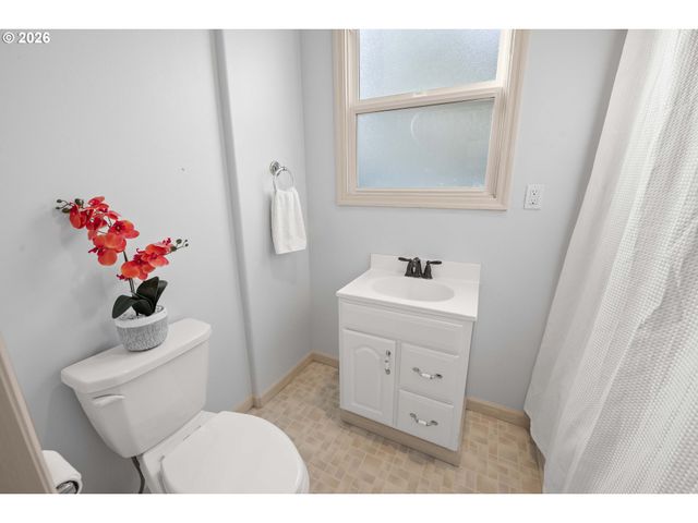 708 33RD St, Astoria, OR 97103