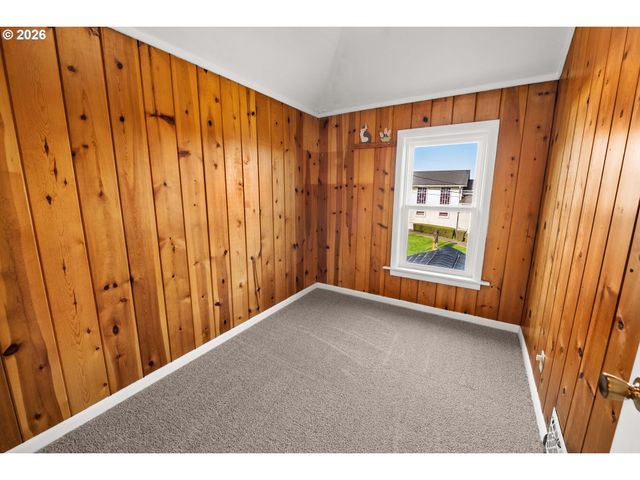 708 33RD St, Astoria, OR 97103