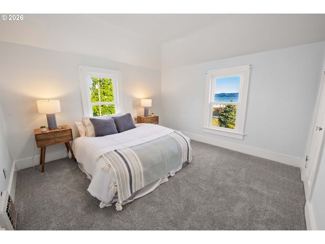 708 33RD St, Astoria, OR 97103