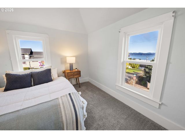 708 33RD St, Astoria, OR 97103