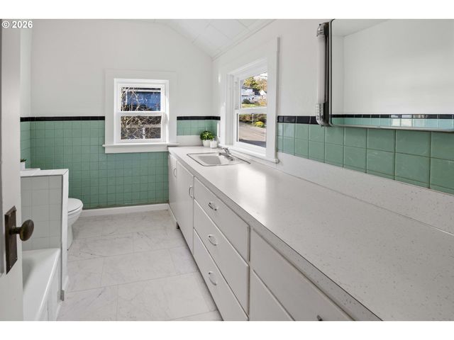 708 33RD St, Astoria, OR 97103