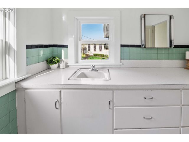 708 33RD St, Astoria, OR 97103