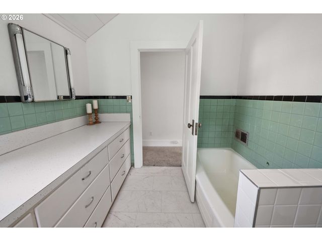 708 33RD St, Astoria, OR 97103