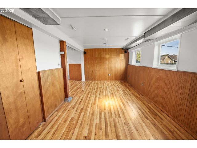 708 33RD St, Astoria, OR 97103