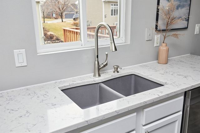 825 SE Hummingbird Circle, Waukee, IA 50263