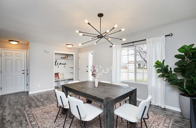 825 SE Hummingbird Circle, Waukee, IA 50263