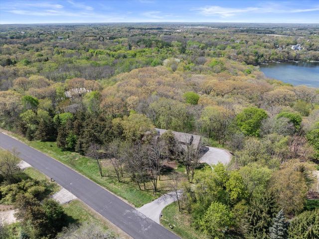 1161 Lost Woods ROAD, Summit, WI 53066