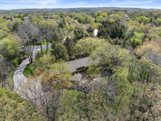 1161 Lost Woods ROAD, Summit, WI 53066