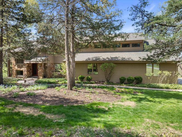 1161 Lost Woods ROAD, Summit, WI 53066