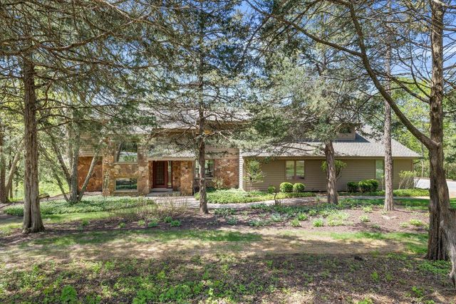 1161 Lost Woods ROAD, Summit, WI 53066