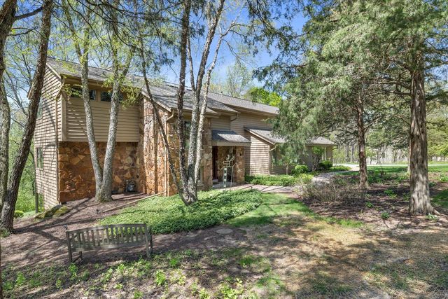 1161 Lost Woods ROAD, Summit, WI 53066