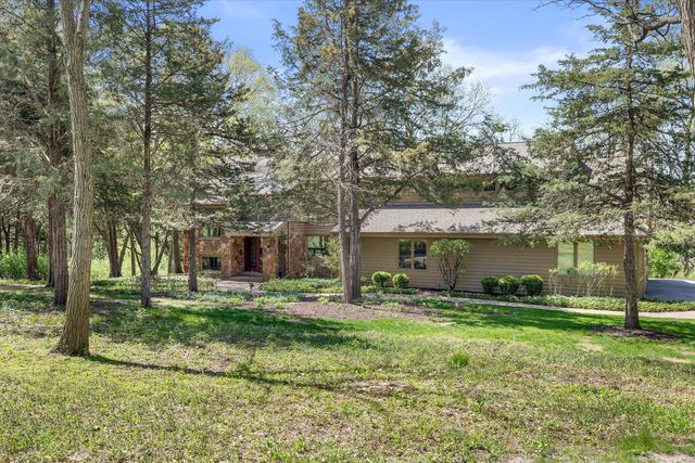 1161 Lost Woods ROAD, Summit, WI 53066