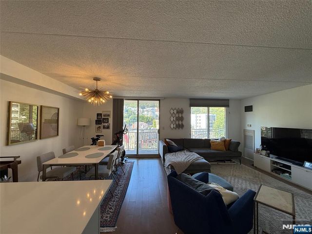 1055 River Road 504, Edgewater, NJ 07020
