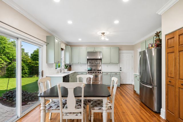 606 S Beacon Lane, Round Lake, IL 60073