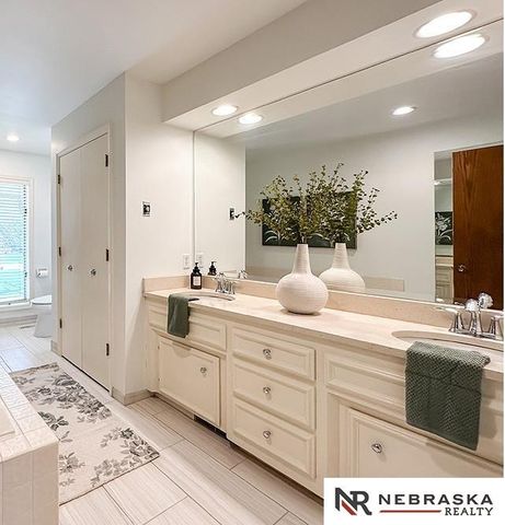 1222 N 101 Circle, Omaha, NE 68114