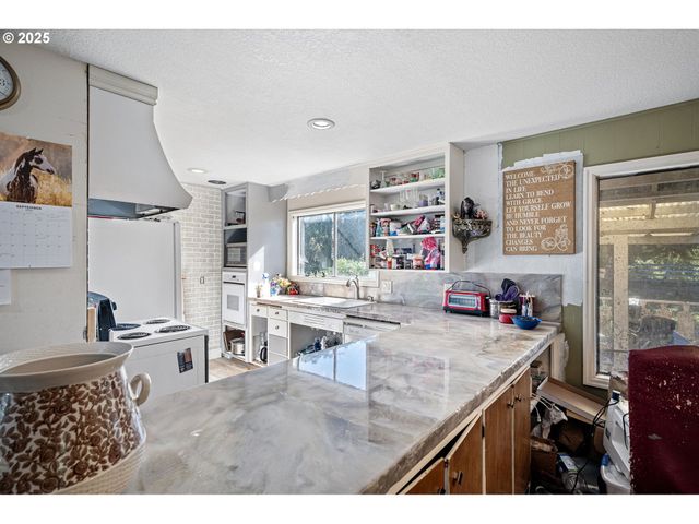 32313 GREEN ACRES Loop, Cottage Grove, OR 97424