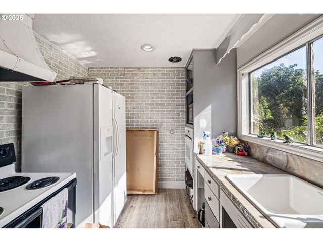 32313 GREEN ACRES Loop, Cottage Grove, OR 97424